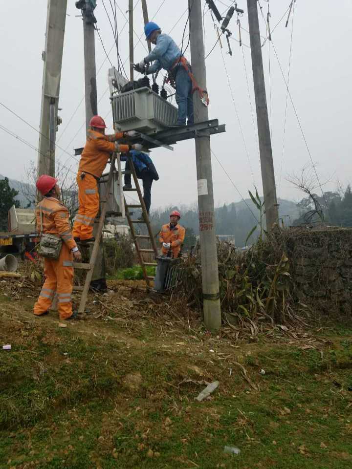 守護燈火，電力人在行動——松桃供電局一線員工春節保電側記