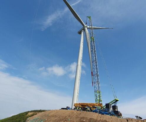 華能郴州北湖區風電場首臺風機吊裝就位