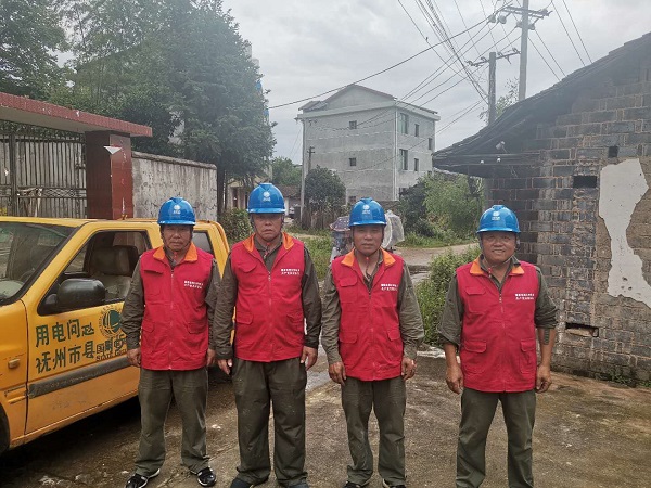 國網樂安縣供電公司：陽臺距電線安全距離不足 黨員服務隊上門服務除隱患