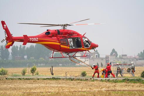 世界首次特高壓直流線路直升機帶電作業圓滿完成