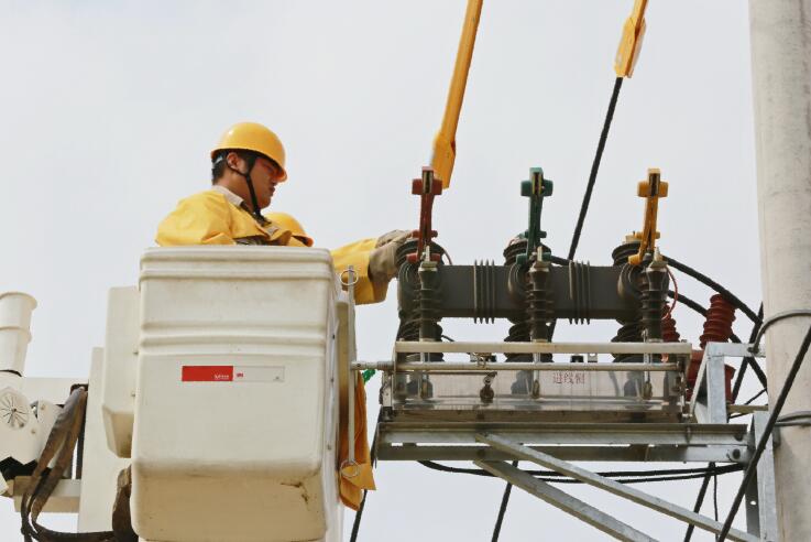 國網利辛縣供電公司帶電作業 提升居民優質電能“獲得感”