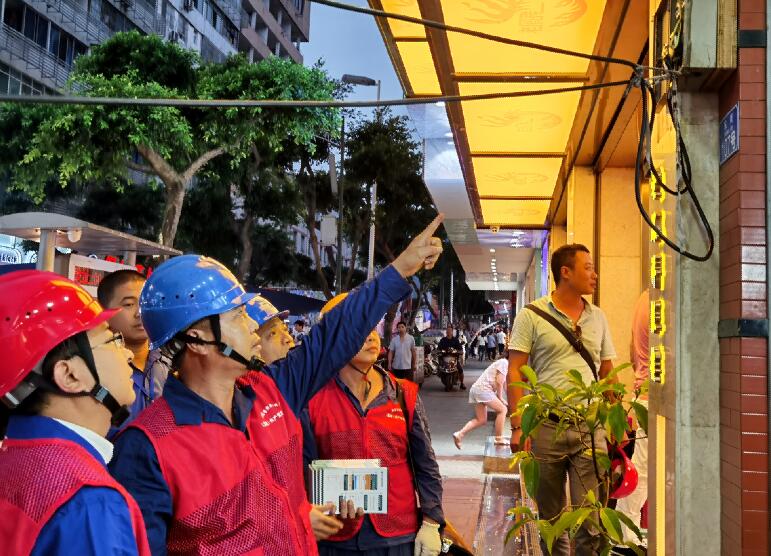 國網宜賓供電多舉措服務東街夜市用好電