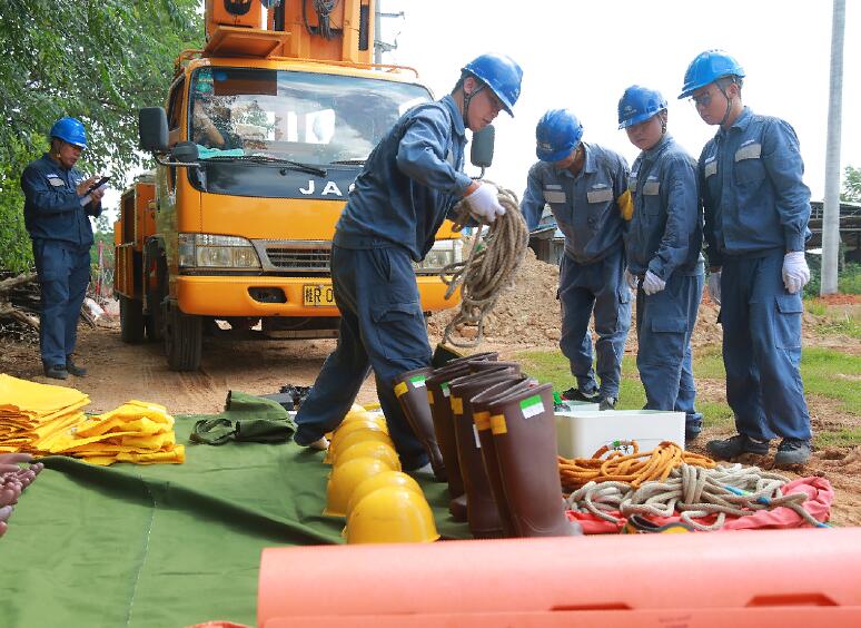 貴港供電局首次帶電立桿作業成功實施