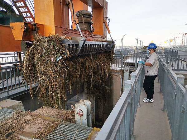 大唐海勃灣水利樞紐公司全力以赴打贏清渣清淤戰