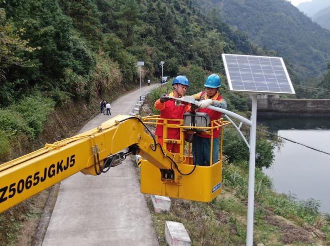 國網慈溪市供電公司開展“山海攜手 黨建聯盟”點亮山村夜行路