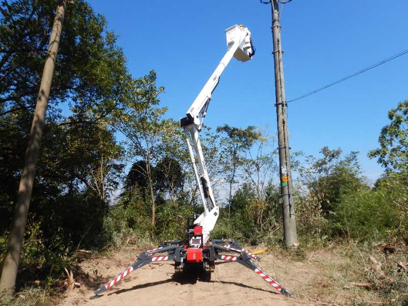 國網(wǎng)寧海縣供電公司引進履帶式絕緣斗臂車 助推”無感停電“體系建設