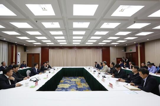 錢智民與保定市委書記黨曉龍、市長郭建英進行座談交流