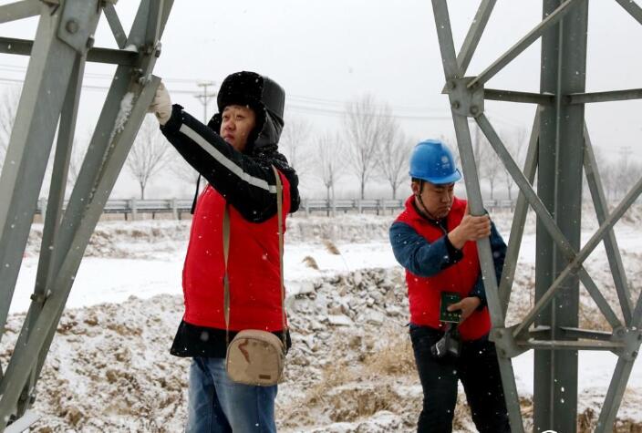 國網無棣縣供電公司冒雪巡線確保民生用電