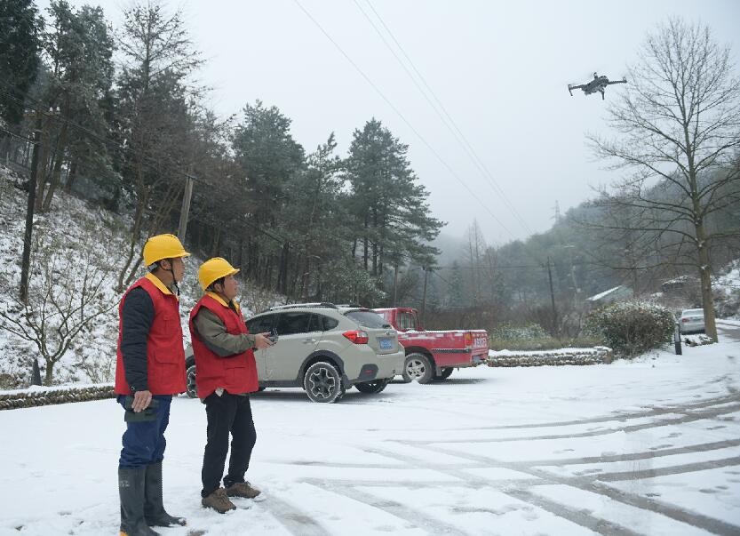 國網余姚市供電公司四明山區雪天無人機特巡