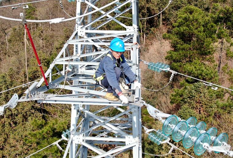 國網余姚市供電公司線路檢修消缺守好山區供電“生命線”