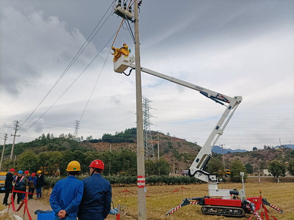 國網寧波奉化供電首次開展履帶式絕緣斗臂車帶電作業