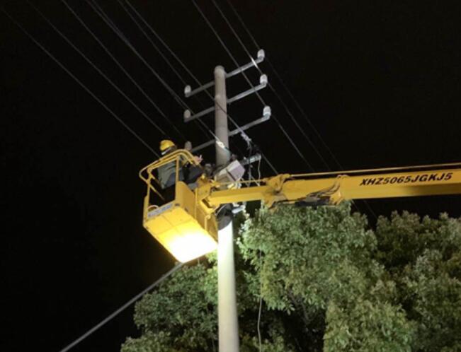 國網江西省撫州黎川縣供電公司風雨夜鏖戰搶修電纜