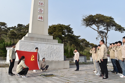 江蘇東海供電公司青年員工祭掃磨山抗戰紀念碑