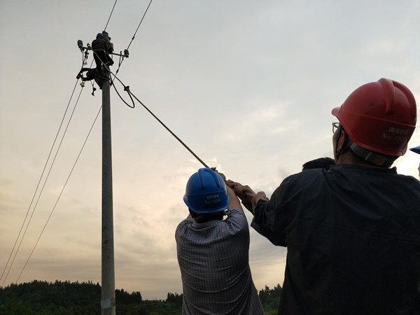 國網撫州市南豐縣供電公司：暴雨突襲 及時搶修用電無憂