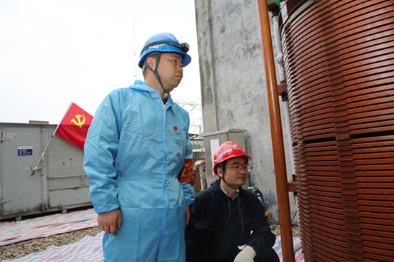 大唐石門發電公司順利完成2號主變吊罩工作