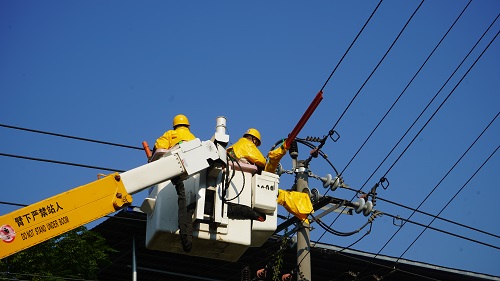 國網重慶武隆供電公司：鏖戰高溫 帶電作業“送清涼”