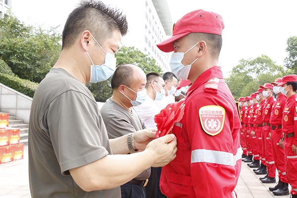 駐地退役軍人創業服務公司走訪慰問中國安能常州分公司赴鄭搶險隊員