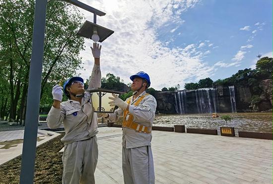 國網重慶公司中秋期間5000余名電力員工保障電網安全穩定運行