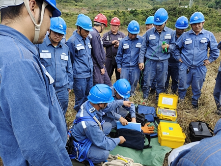 鳳慶供電局開展接地電阻儀、直流試送儀的培訓