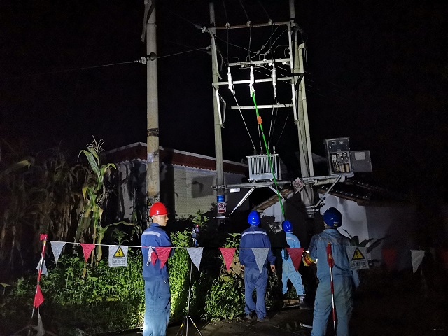 臨滄鎮康供電局不停電開展故障作業搶修