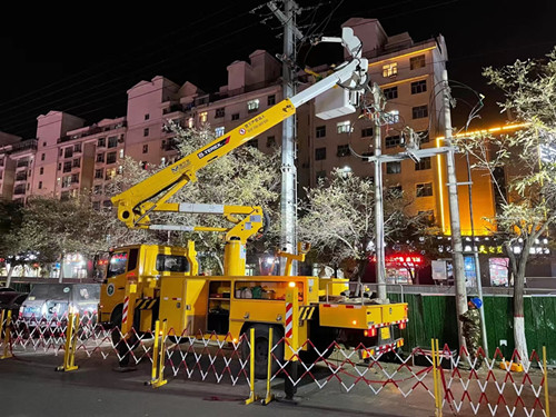 烏海電業局配電帶電作業處：堅守蒙電責任，勇戰寒潮