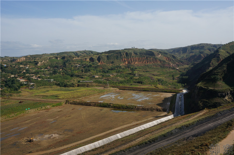 煤矸石填溝造地，千畝溝壑變良田