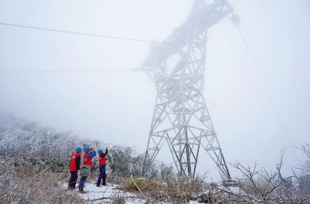 國網江西電力公司搶修受損線路 特巡特護電力設備