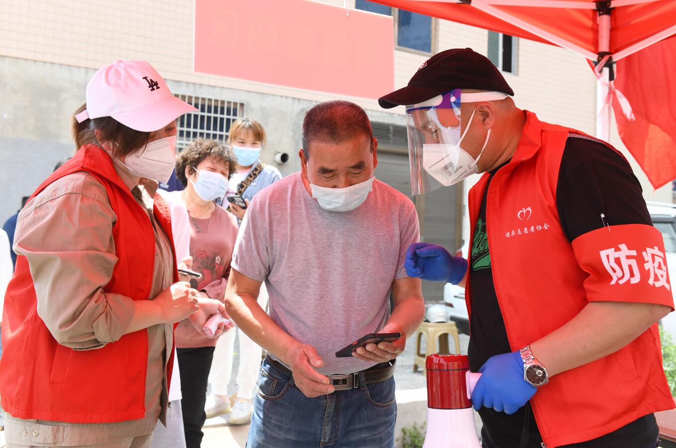 國網福鼎市供電公司“疫”路有我! 第二輪全員核酸檢測志愿者跑出“加速度”