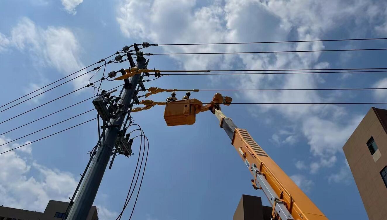 浙江余姚：高溫下帶電作業 保障居民清涼一夏