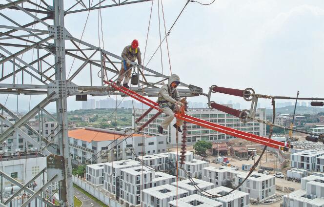 福建泉州供電公司烈日下登塔帶電作業