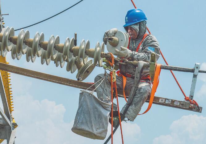 江蘇南京供電公司等電位作業方式登塔更換絕緣子