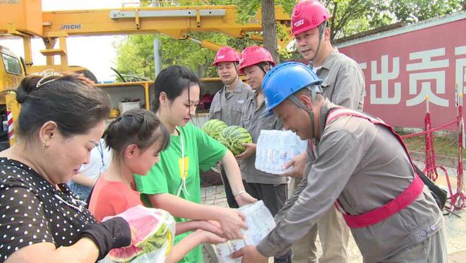 四川什邡：電力工人高溫保電忙，社區群眾熱情慰問表感謝