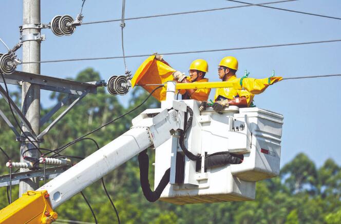 四川廣安：40攝氏度，他們帶電作業