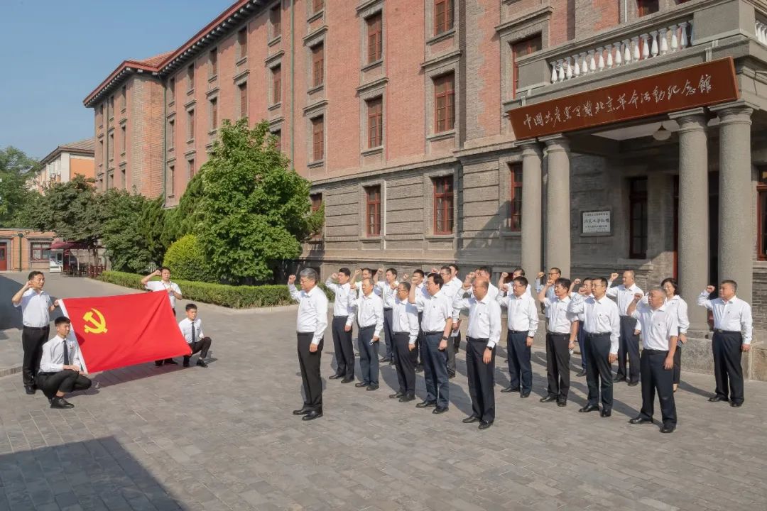 國(guó)家能源集團(tuán)黨組成員集體參觀學(xué)習(xí) “光輝偉業(yè)、紅色序章”主題展覽