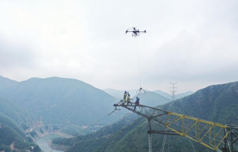 云南電網公司首次運用無人機開展不停電檢修吊裝作業