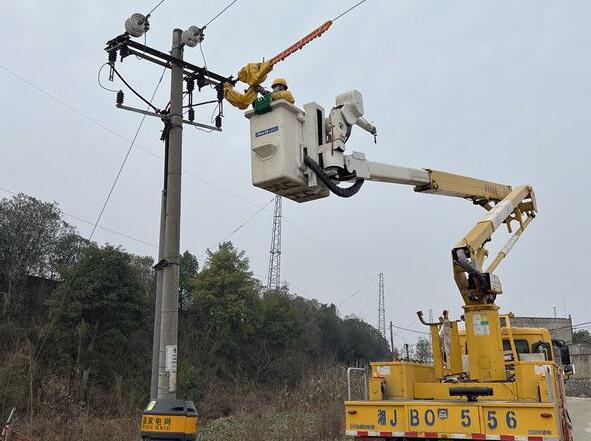 國網石門縣供電公司帶電作業助力迎峰度冬