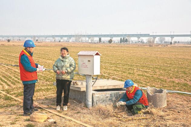 山東省梁山縣：黃河灘區上，井在地頭，電到井口