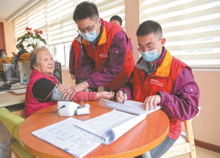 國家電網上海電力明燈(嘉定心橋)共產黨員服務隊賡續雷鋒精神 架起為民服務橋梁