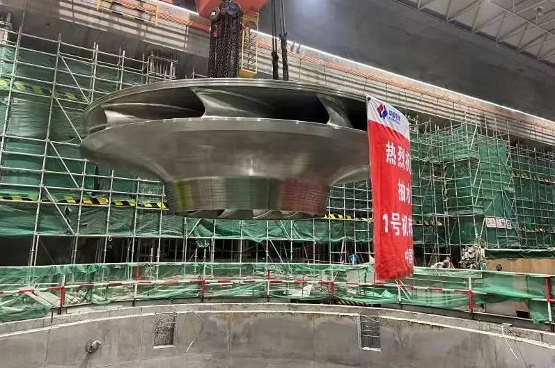 福建廈門抽水蓄能電站完成首臺機組轉輪吊裝