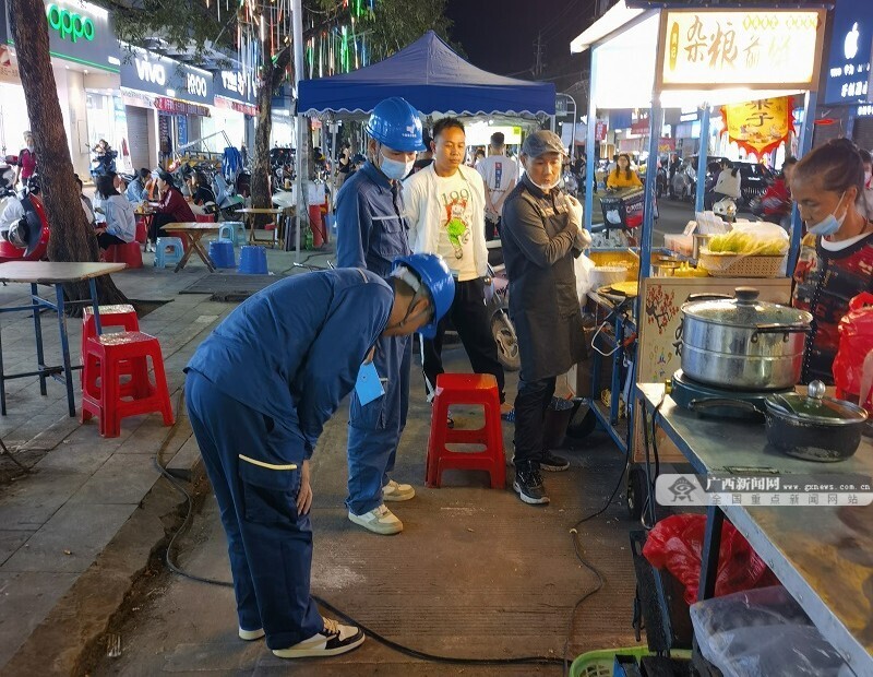 廣西北海合浦供電局守護(hù)人間“煙火氣”助力小鎮(zhèn)夜經(jīng)濟(jì)