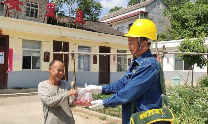 國網洛南供電公司愛心服務溫暖孤寡老人