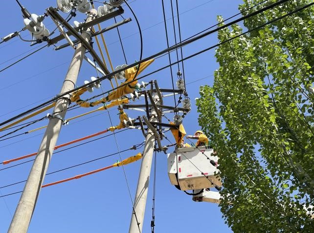 帶電作業除隱患，安全供電有保障