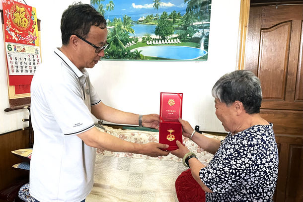 國能開遠公司開展“光榮在黨50年”紀念章頒發暨 “七一”走訪慰問活動