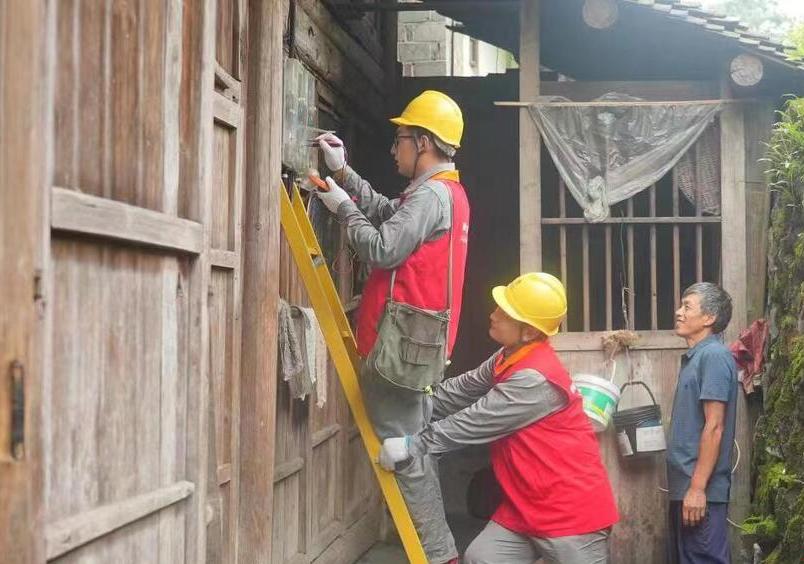 國網仙游縣供電公司遷改線路 助力鄉村旅游發展