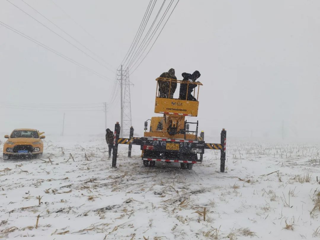 國網長嶺縣供電公司：踏雪搶修戰嚴寒 不畏風雪保供電