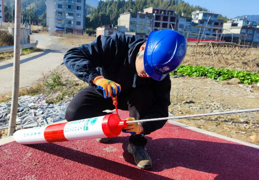 國網福鼎市供電公司電桿拉線換“防撞衣” 護航電網運行安全