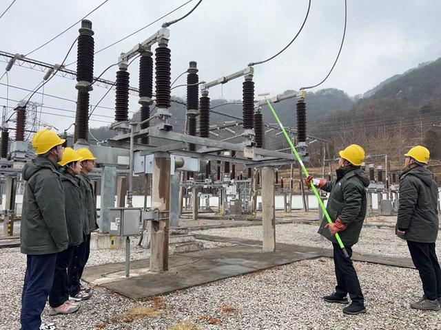 國網欒川縣供電公司迎寒而上護電網