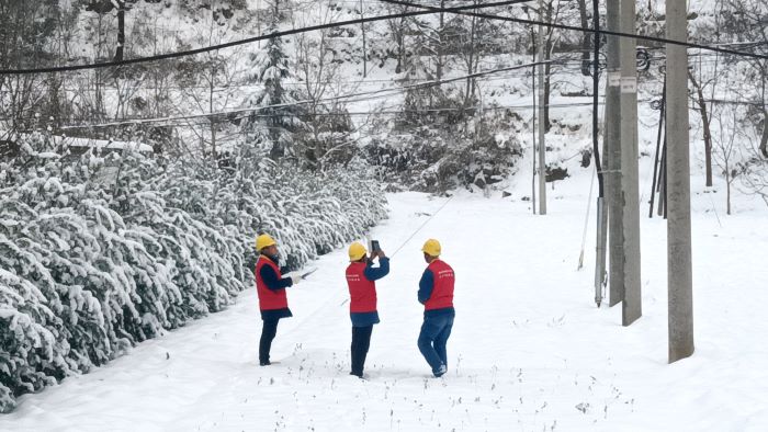 國(guó)網(wǎng)洛南縣供電公司冰雪巡線守護(hù)萬家燈火