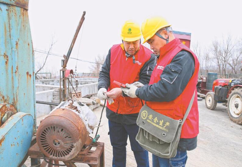 河南省博愛縣：幫助養牛場排除線路故障