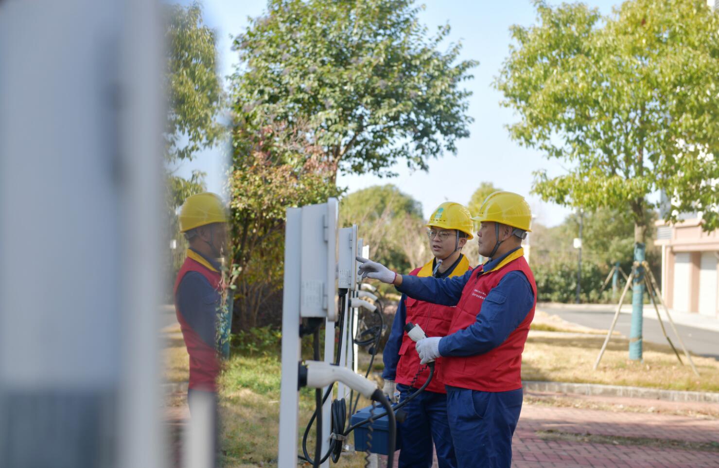 國網余姚市供電公司：加強節前充電樁巡檢 護航鄉村綠色出行